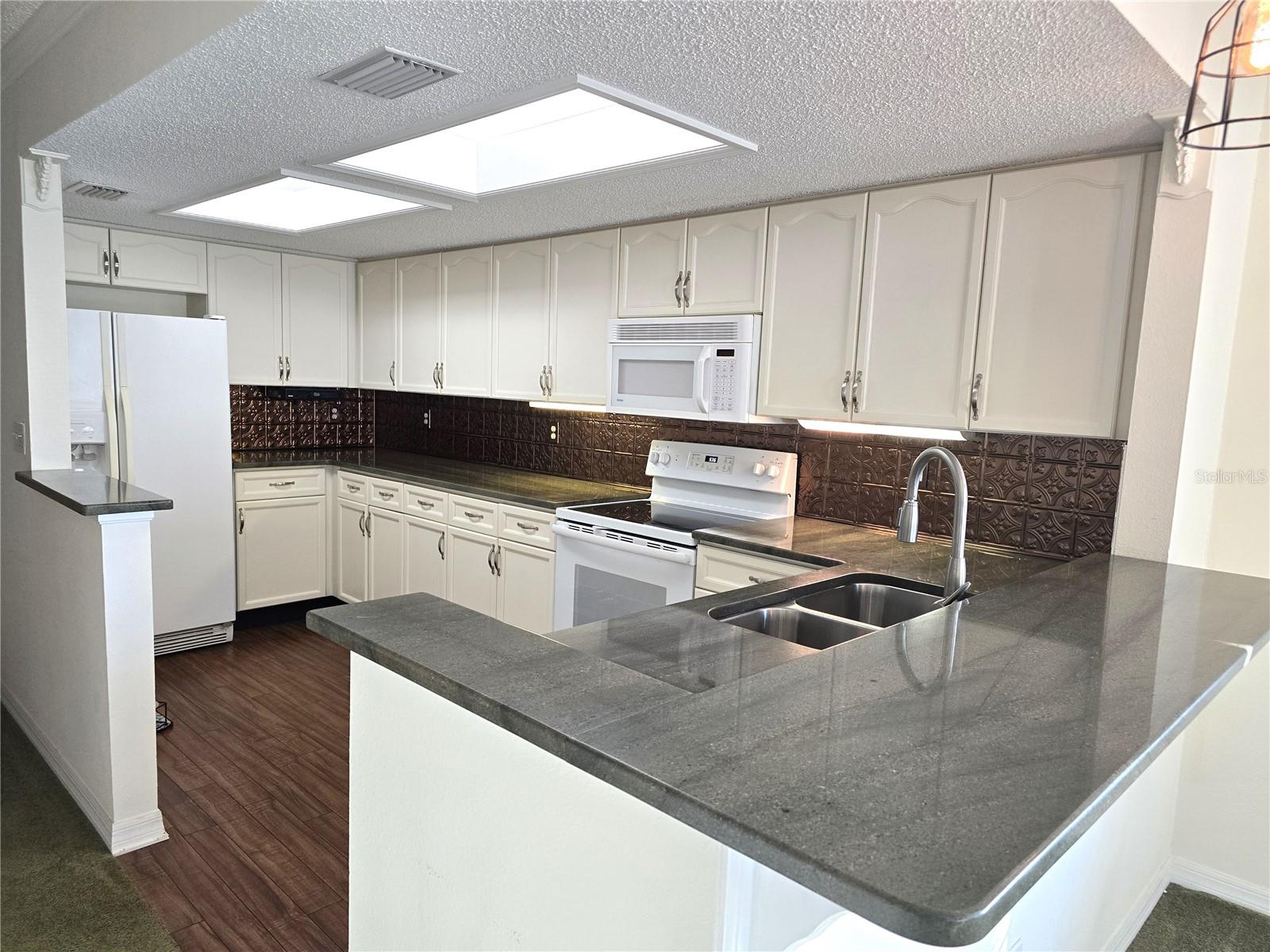 PALMS OF TIERRA - Residential