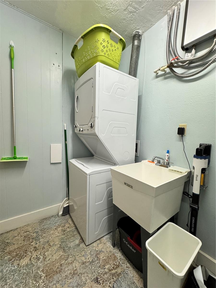 VILLAGE GREEN OF BRADENTON UN B - Residential Lease