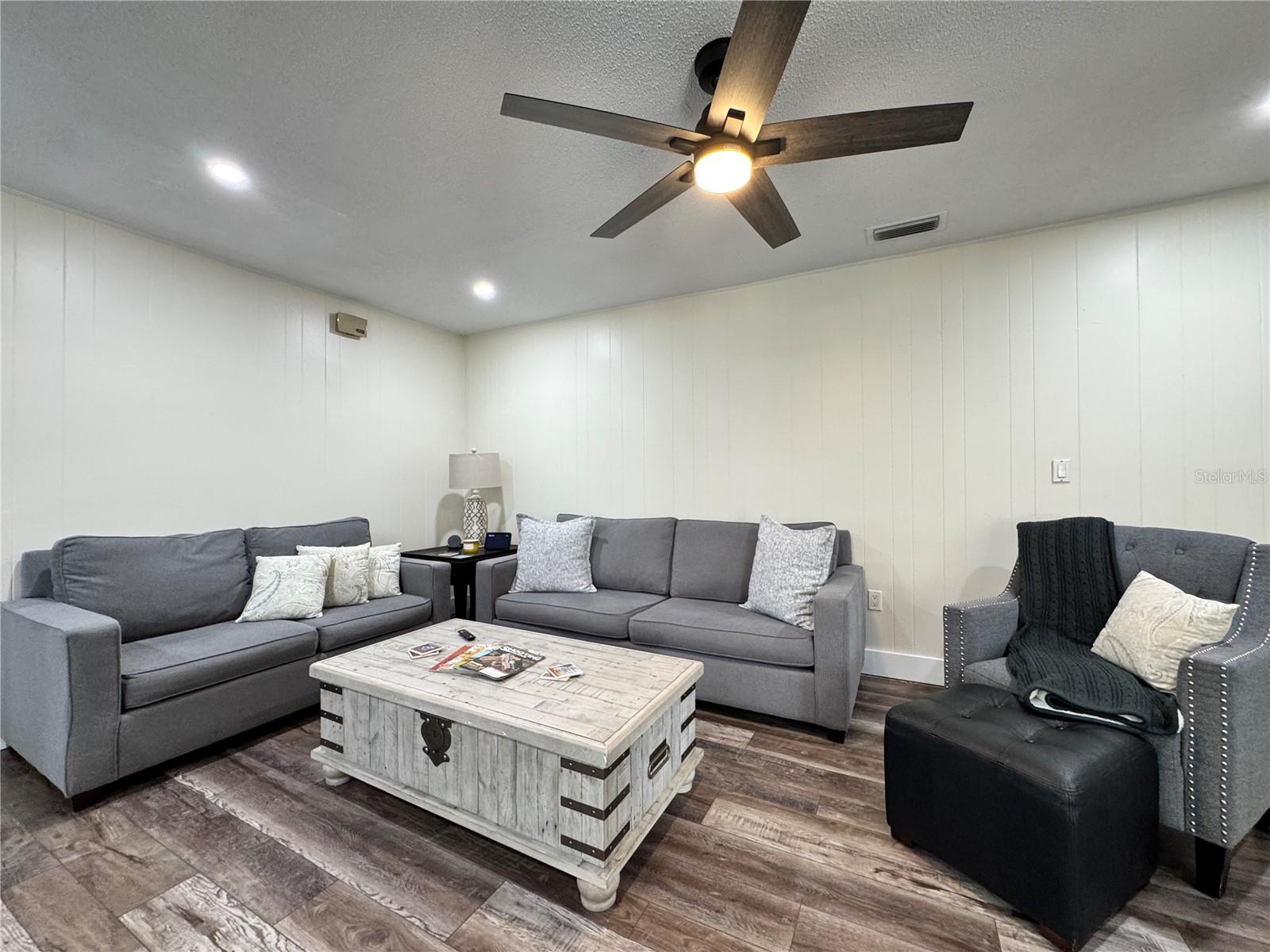 VILLAGE GREEN OF BRADENTON UN B - Residential Lease