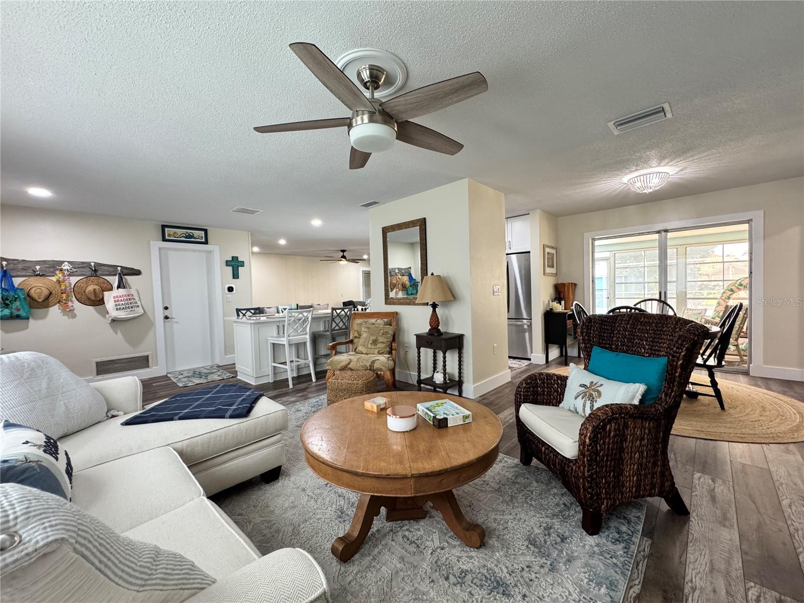 VILLAGE GREEN OF BRADENTON UN B - Residential Lease