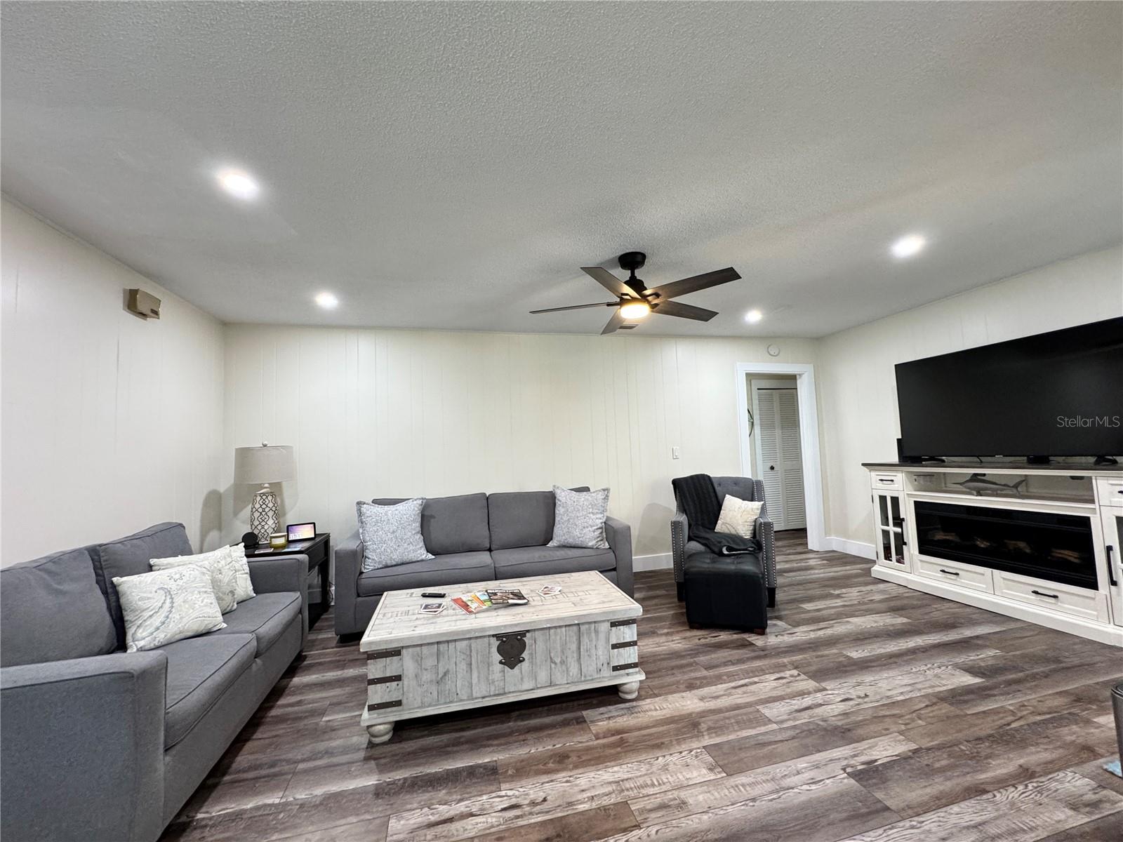 VILLAGE GREEN OF BRADENTON UN B - Residential Lease