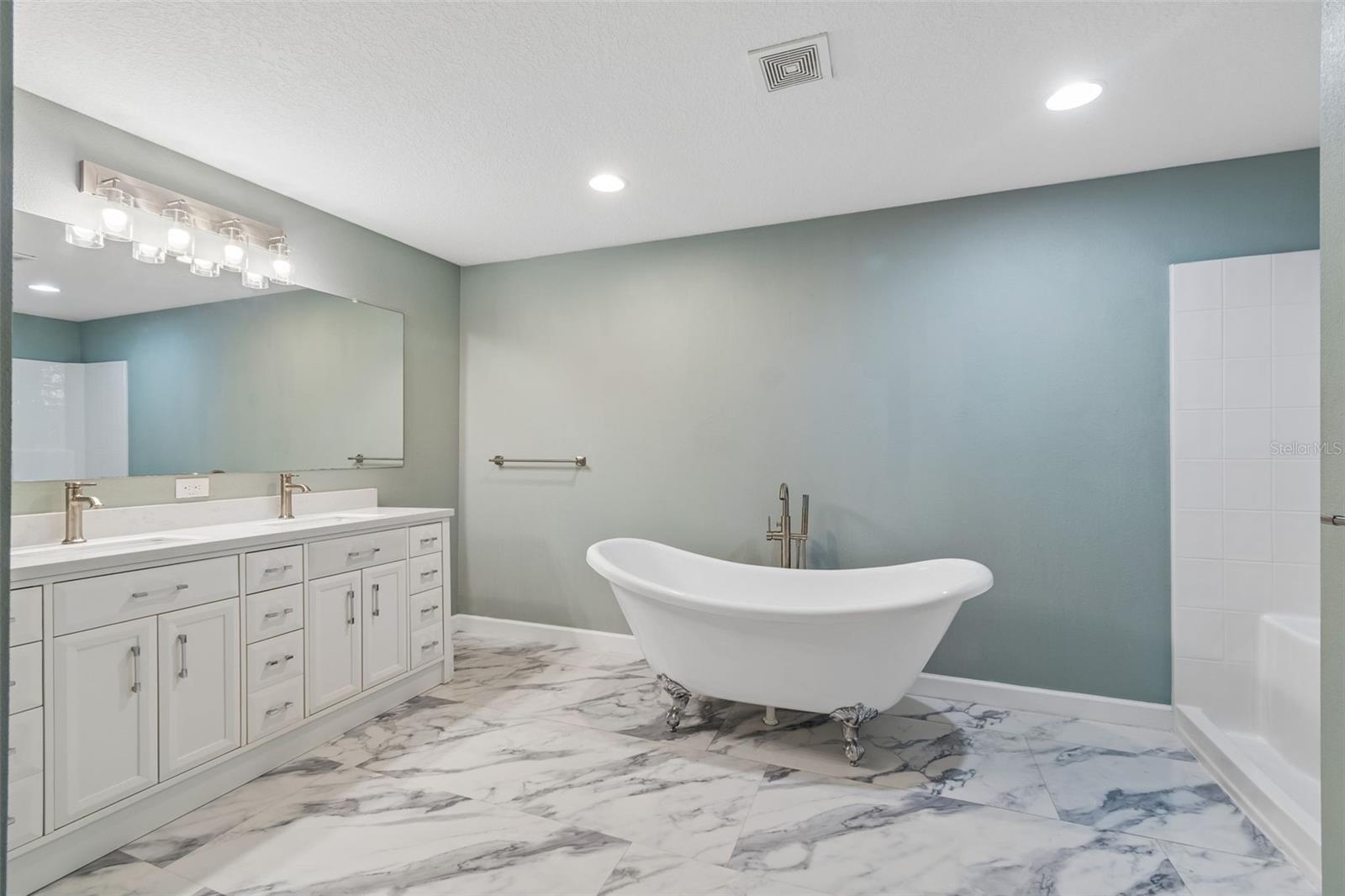 ROYAL HIGHLANDS - Residential