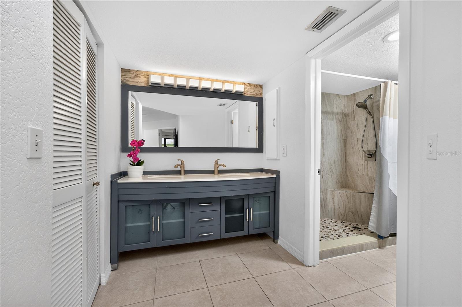 DOLPHIN CLUB PH 01 - Residential