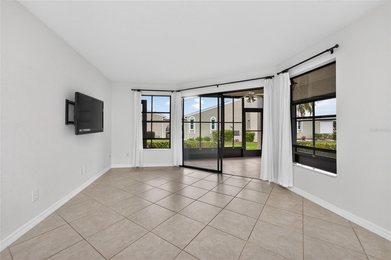 DOLPHIN CLUB PH 01 - Residential