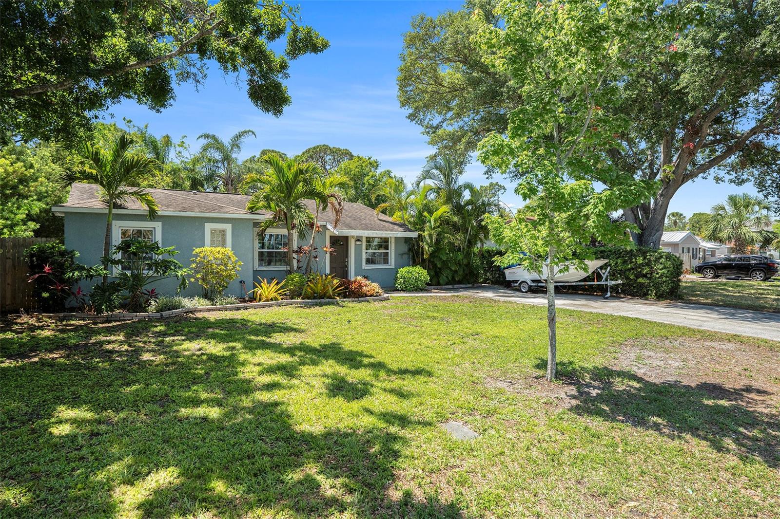 Discover your South Tampa opportunity!
Located in the heart of South Tampa, this inviting home is filled with tons of natural light and offers a spacious open floor plan perfect for modern living. The open-concept kitchen features sleek stainless steel appliances, making it a great space for cooking and entertaining. A large den provides extra flexibility for a home office, playroom, or media space, while generously sized bedrooms ensure comfort for everyone.
The property did sustain some flood damage in the past, but full remediation has been completed—it’s now ready for you to bring your personal touch and style to make it your own.
Step outside to a fenced-in backyard complete with low-maintenance turf, a covered wooden deck, and plenty of space for outdoor gatherings. Nestled in a quiet neighborhood, you’ll enjoy the perfect balance of peace and convenience—close to shopping, dining, entertainment, and just a 10-minute drive to Downtown Tampa.