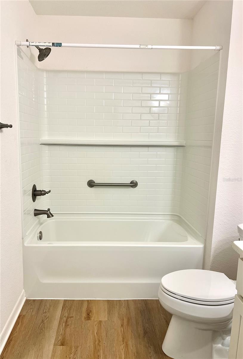 WEST LAKE UN 70 - Residential Lease