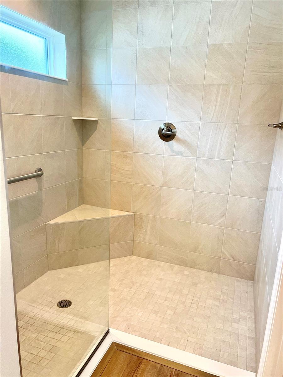 WEST LAKE UN 70 - Residential Lease