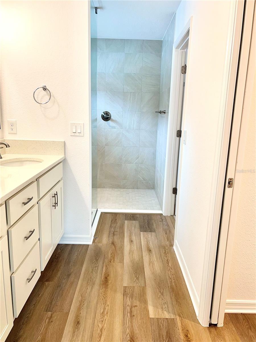 WEST LAKE UN 70 - Residential Lease