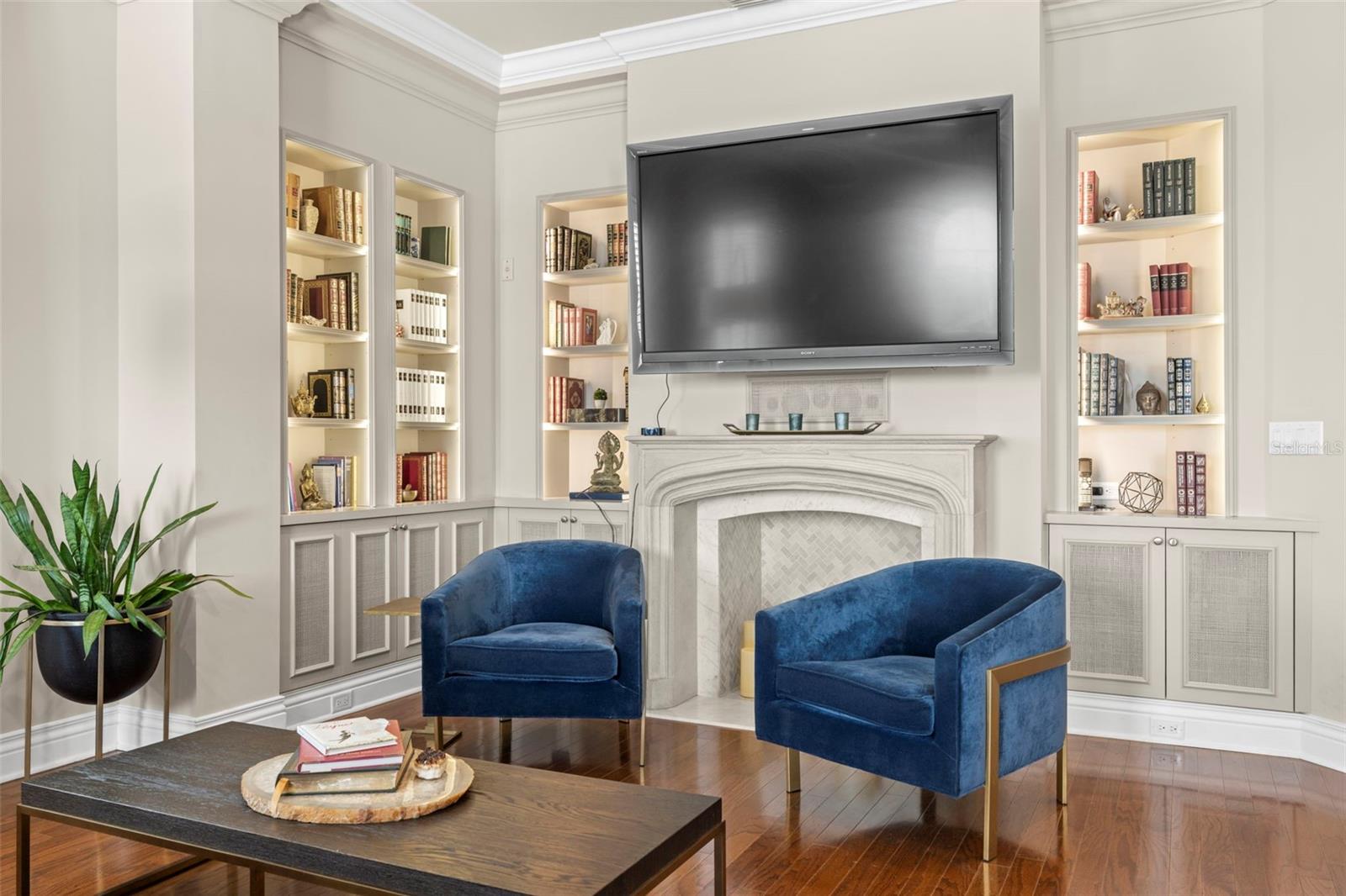 THE VALENCIA IN OLD HYDE PARK - Residential Lease