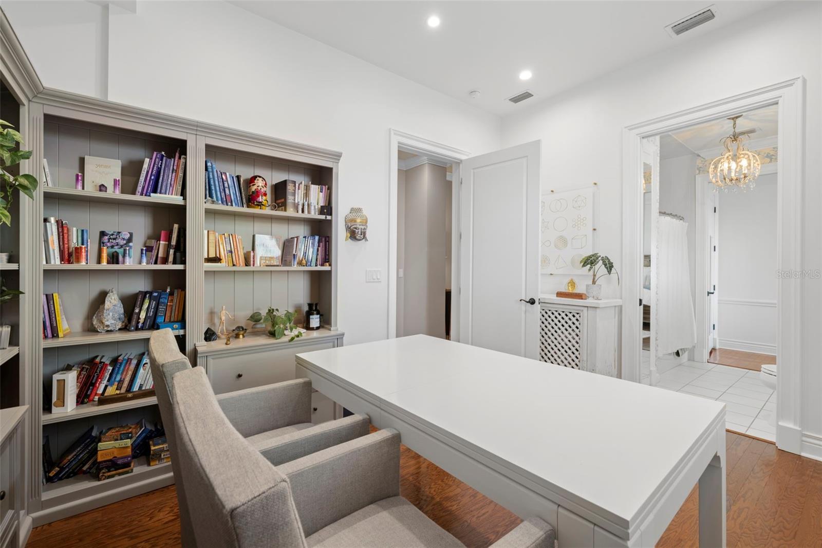 THE VALENCIA IN OLD HYDE PARK - Residential Lease