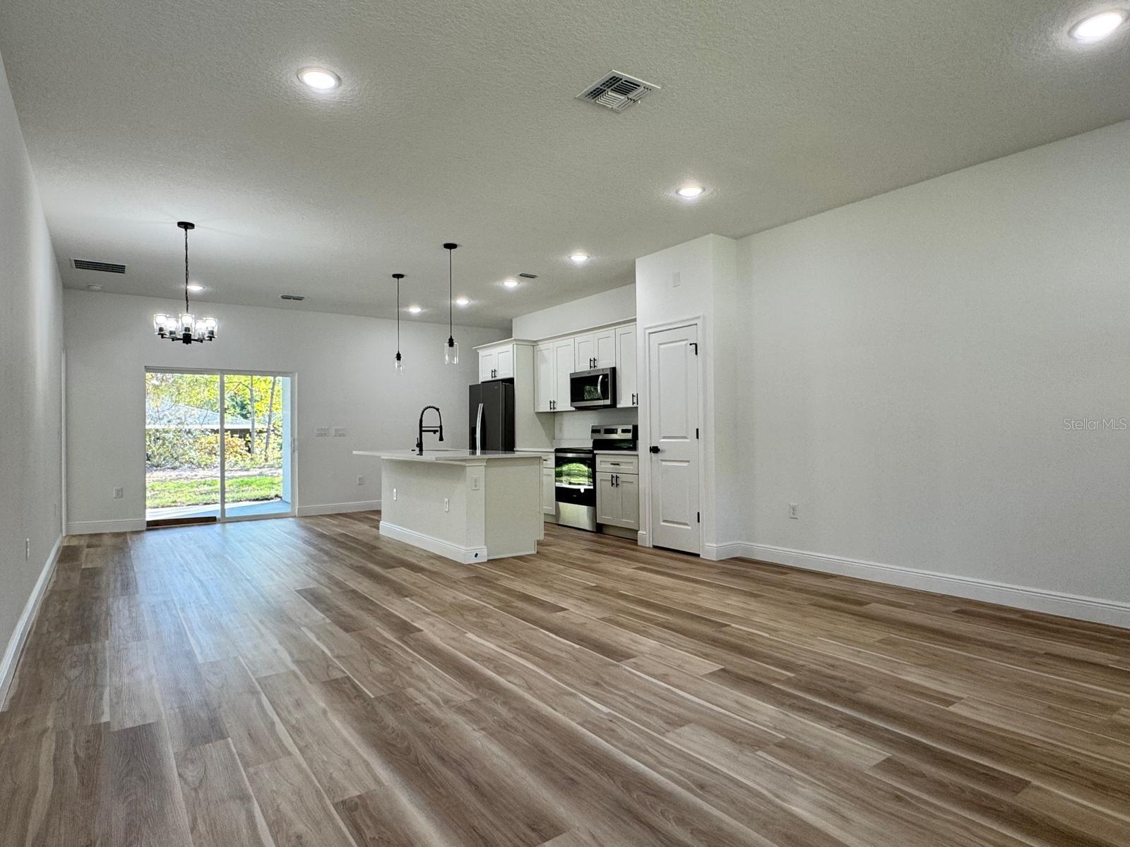 8419 N SAXON WAY