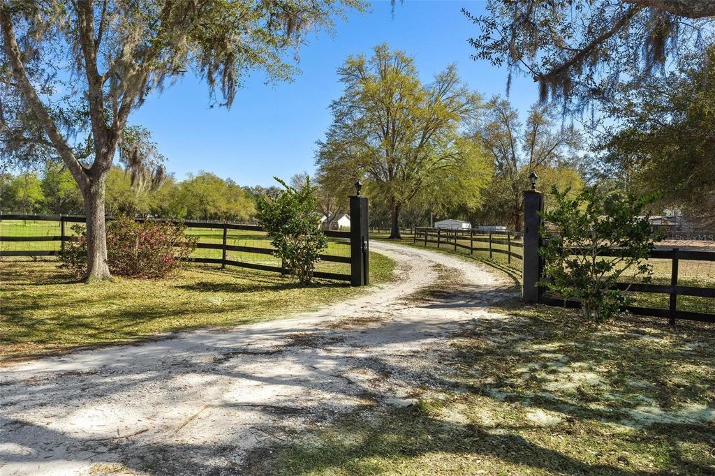 Photo of 1636 Lake Ella Road, Fruitland Park, FL 34731 (MLS # G5108651)