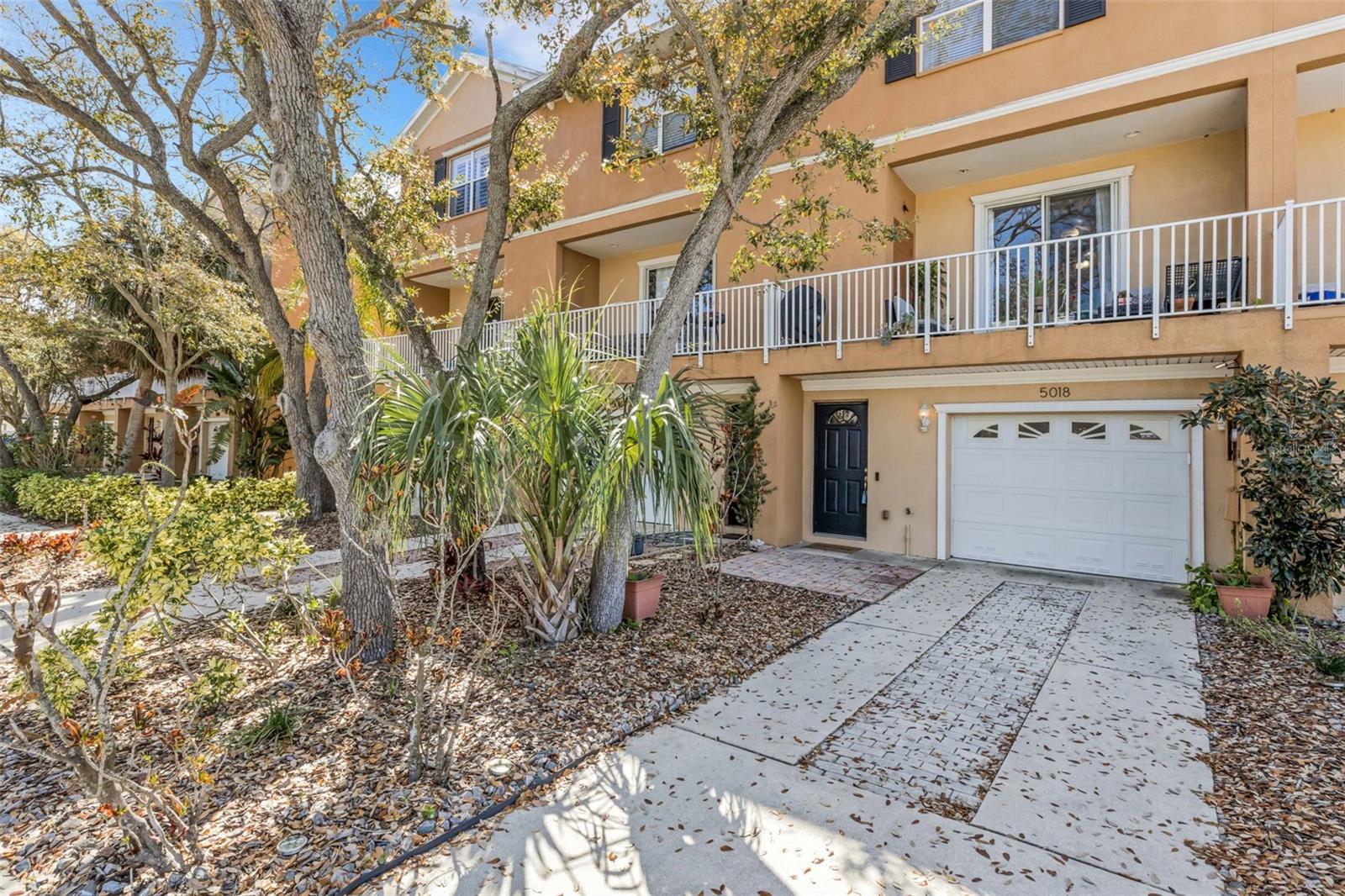 THOMAS TWNHMS - Residential