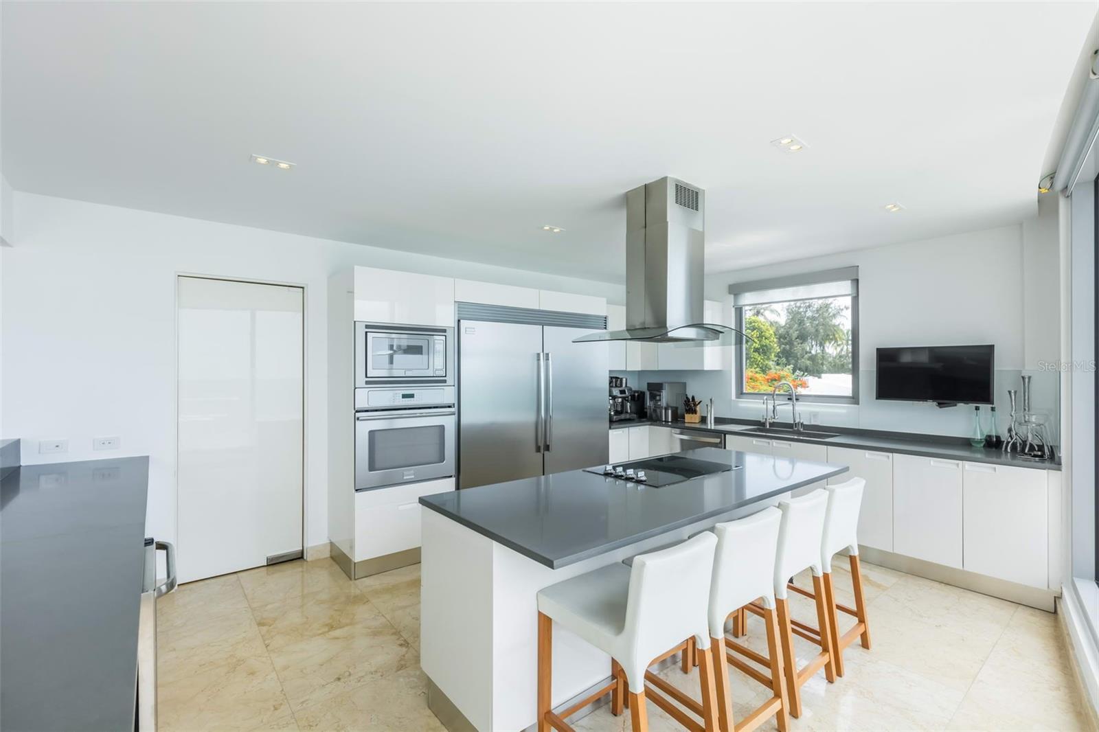 AZURE BEACH - Residential