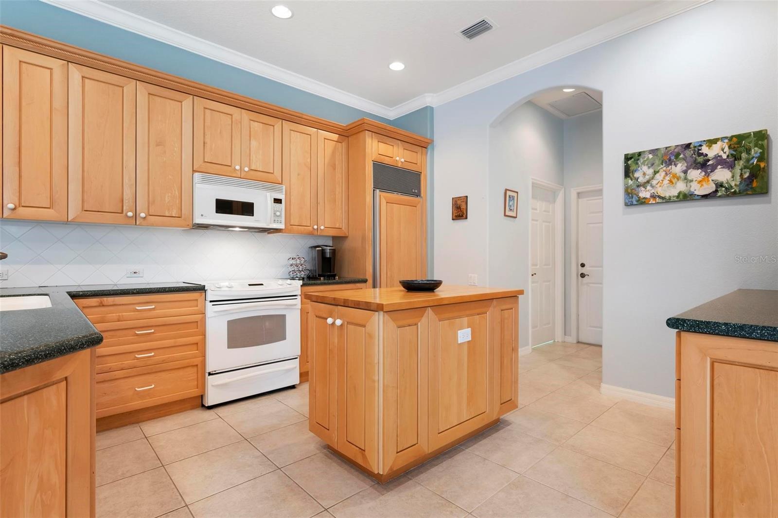 PELICAN POINTE GOLF & COUNTRY CLUB - Residential