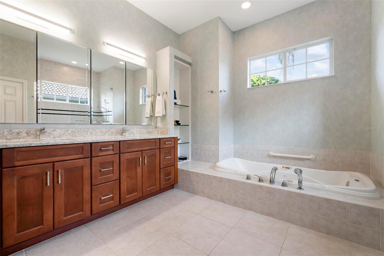 PELICAN POINTE GOLF & COUNTRY CLUB - Residential