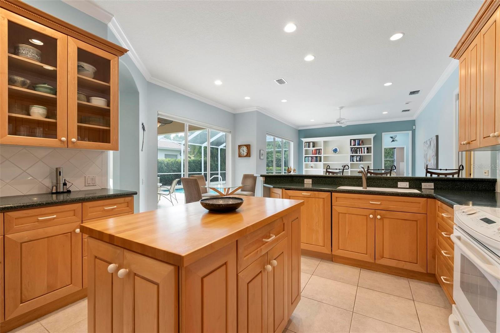 PELICAN POINTE GOLF & COUNTRY CLUB - Residential