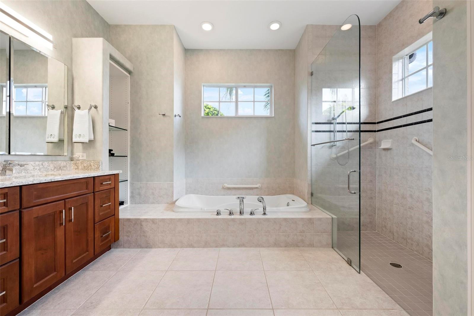 PELICAN POINTE GOLF & COUNTRY CLUB - Residential