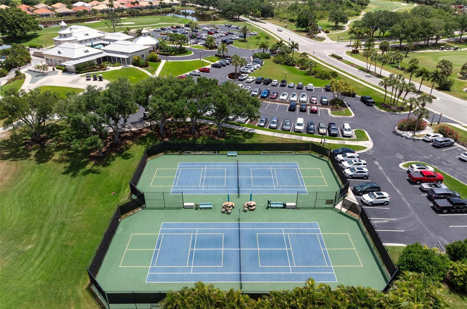 PELICAN POINTE GOLF & COUNTRY CLUB - Residential