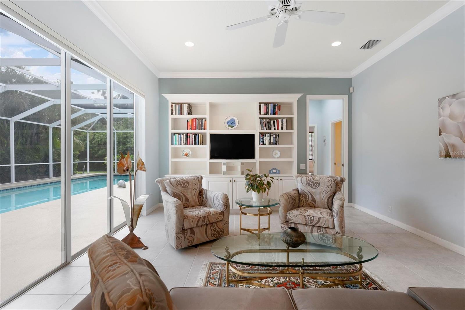 PELICAN POINTE GOLF & COUNTRY CLUB - Residential
