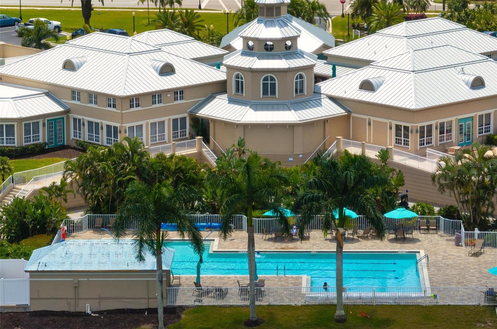 PELICAN POINTE GOLF & COUNTRY CLUB - Residential