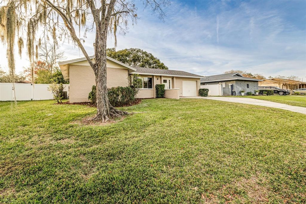 Photo of 3903 Woodburn Loop W, Lakeland, FL 33813 (MLS # L4958434)