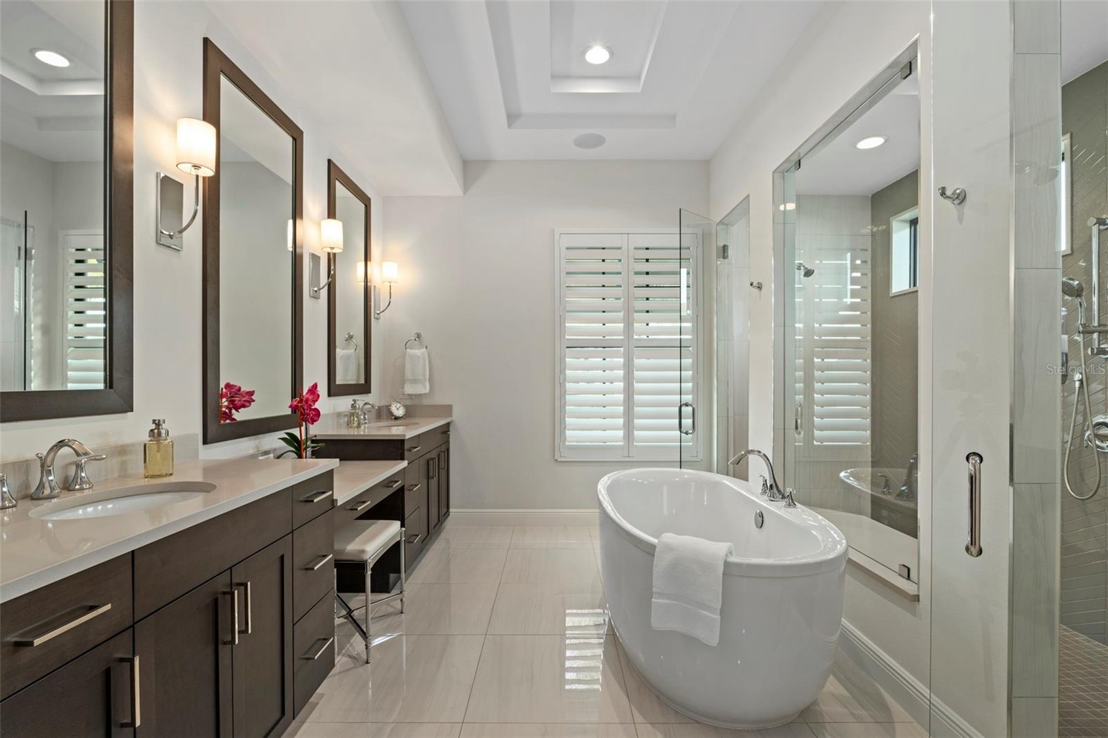 LAKEHOUSE COVE/WATERSIDE - Residential