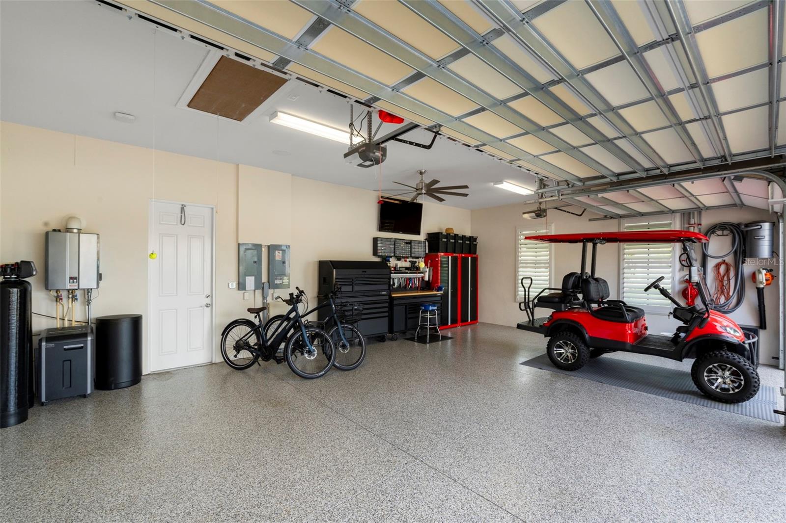 LAKEHOUSE COVE/WATERSIDE - Residential