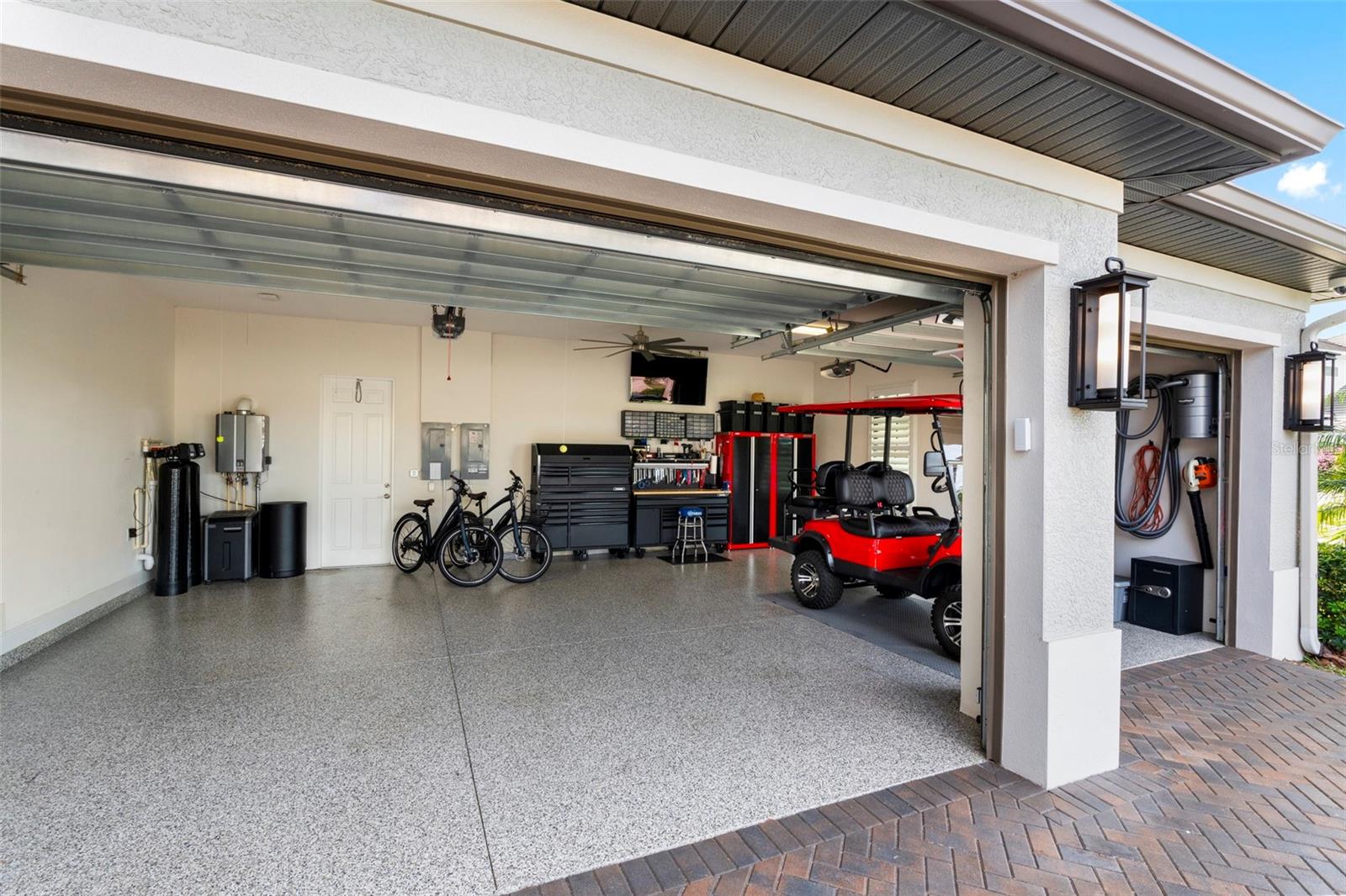 LAKEHOUSE COVE/WATERSIDE - Residential