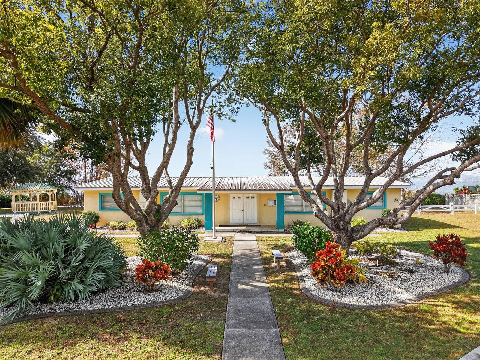 LAKE HARRIS SHORES - Residential