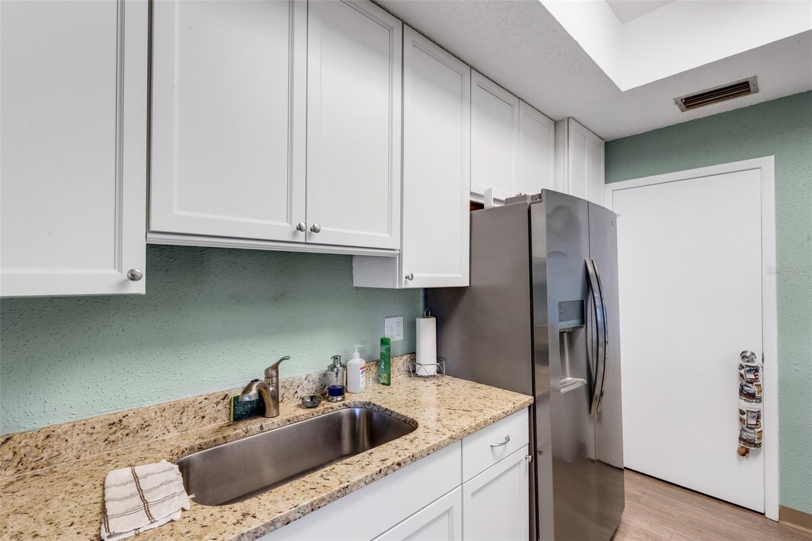 BAYSHORE ON THE LAKE APTS III SEC1 - Residential
