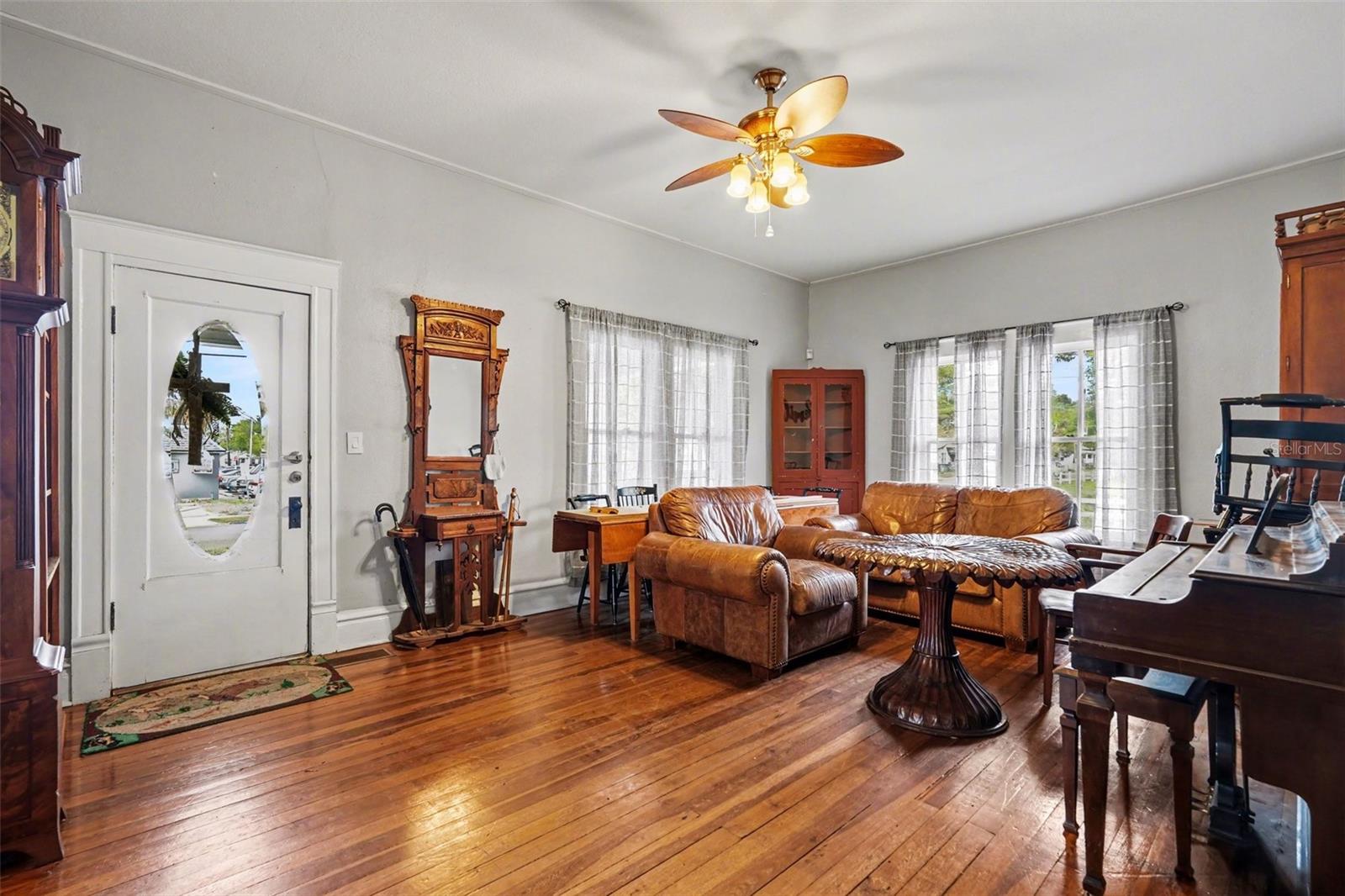 1201 W REYNOLDS STREET