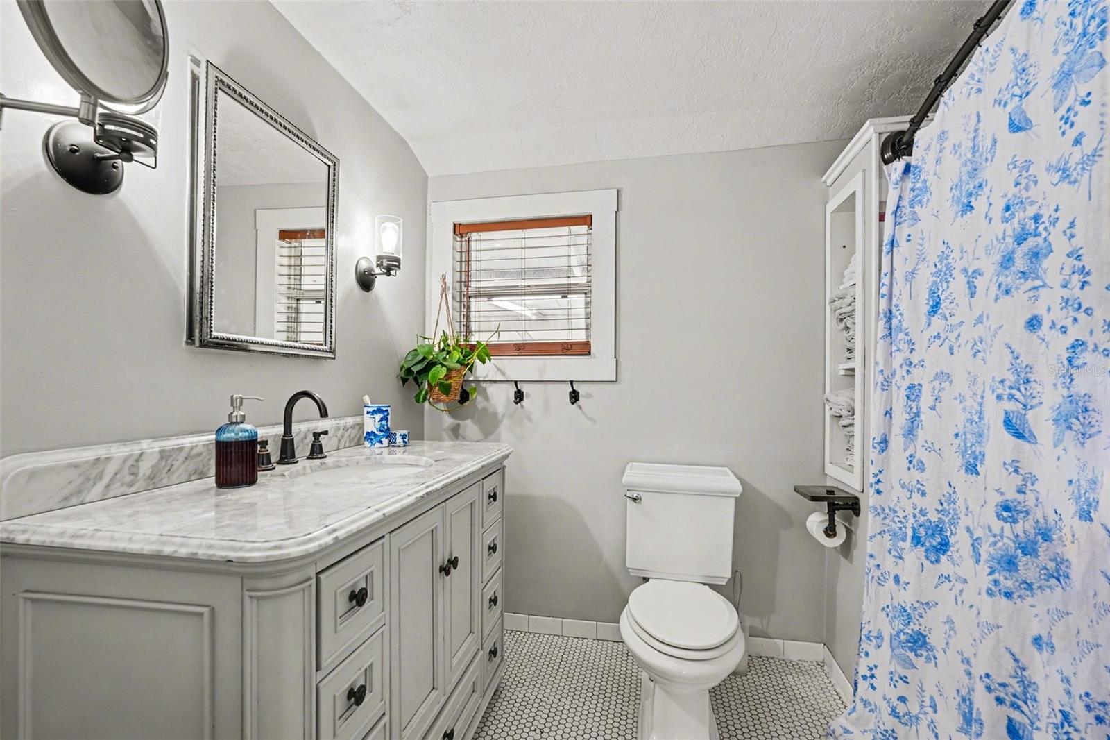 DEVANE & THOMAS - Residential