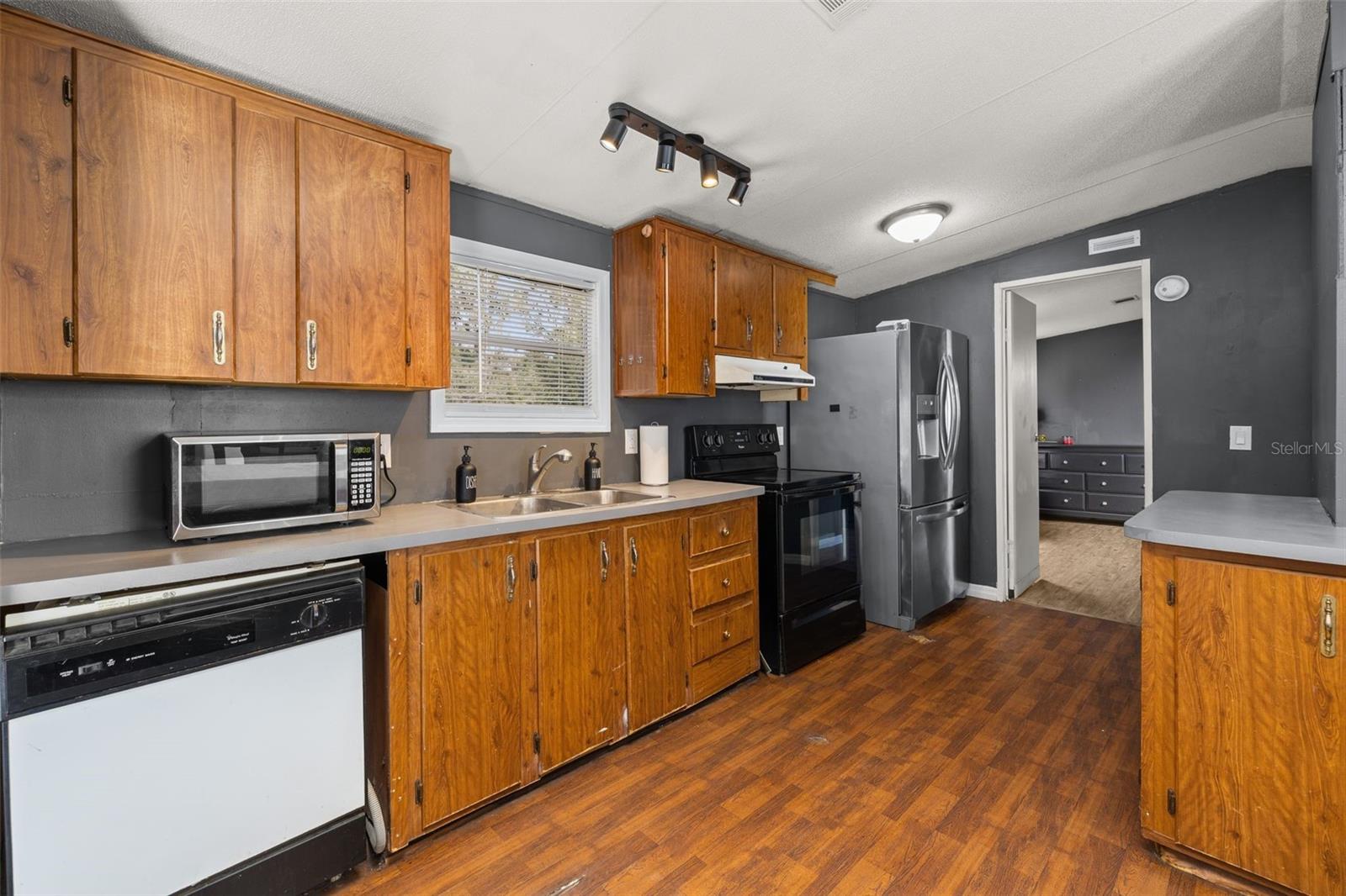 LEISURE LAKES INC - Residential