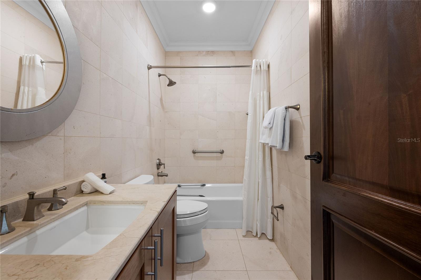 COUNTRY CLUB RESIDENCES - Residential