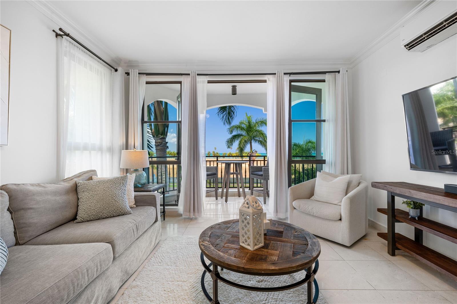 COUNTRY CLUB RESIDENCES - Residential