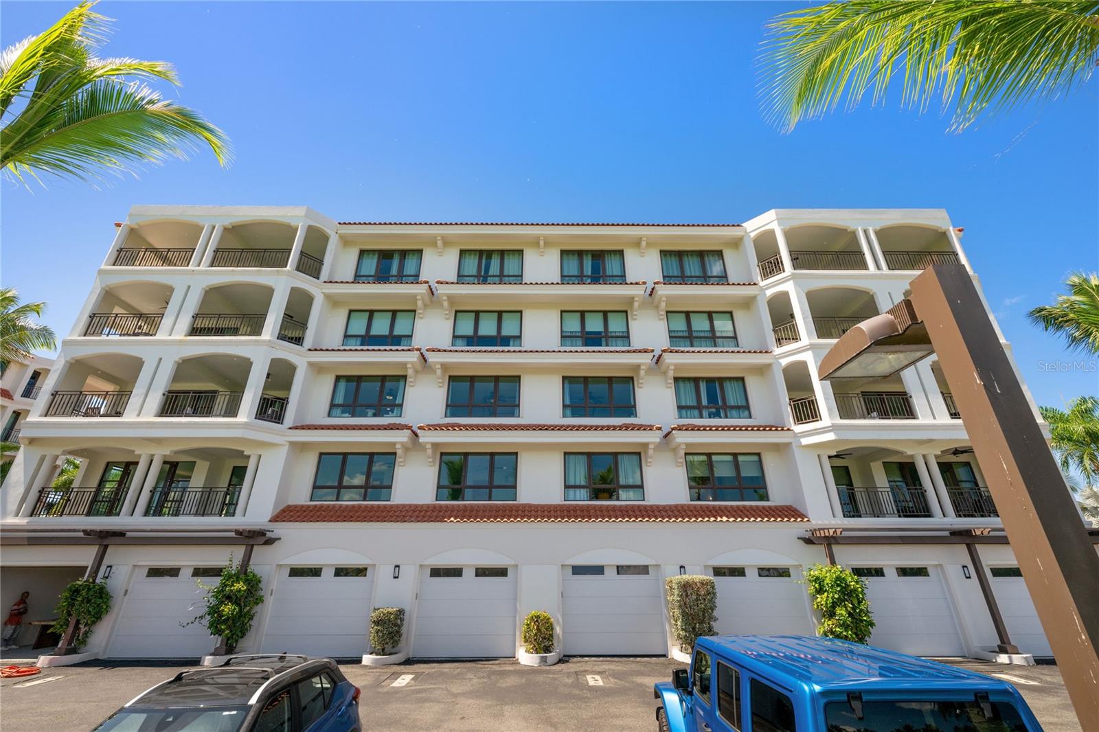 COUNTRY CLUB RESIDENCES - Residential