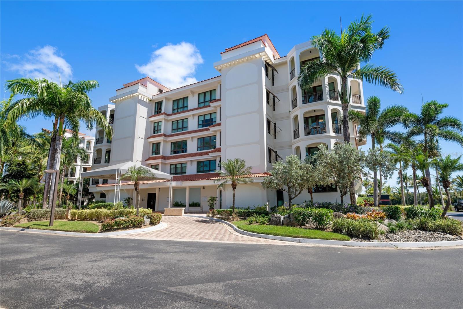 COUNTRY CLUB RESIDENCES - Residential