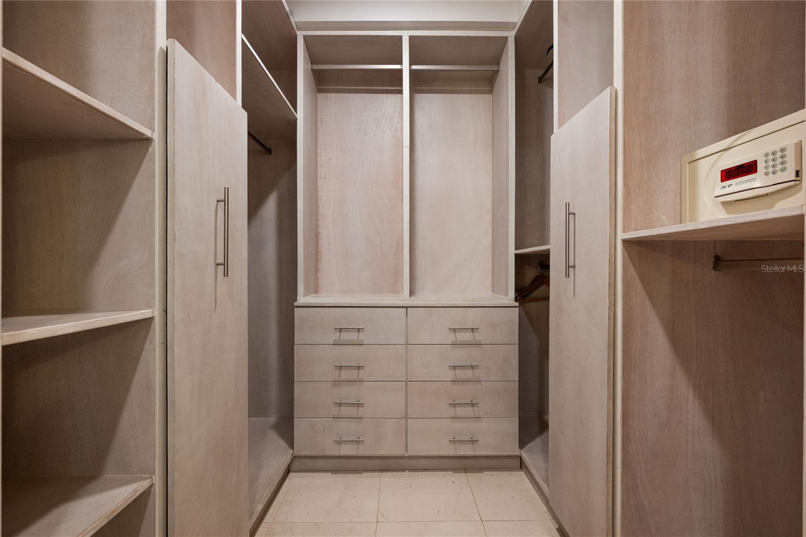 COUNTRY CLUB RESIDENCES - Residential
