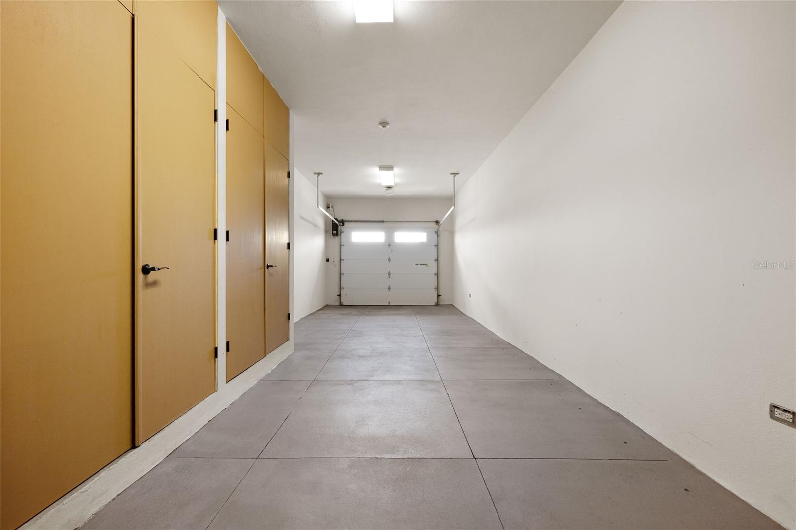 COUNTRY CLUB RESIDENCES - Residential