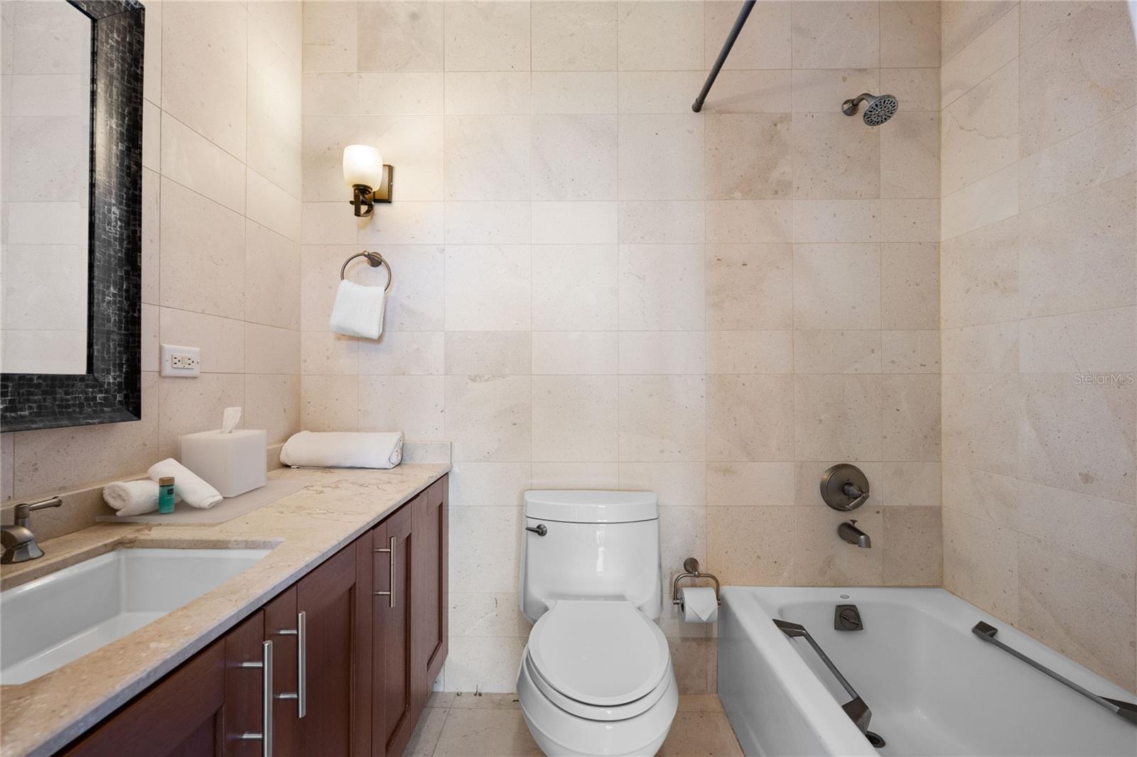 COUNTRY CLUB RESIDENCES - Residential