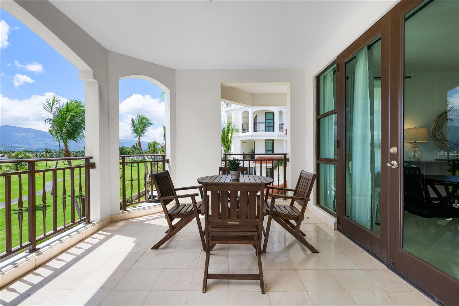 COUNTRY CLUB RESIDENCES - Residential