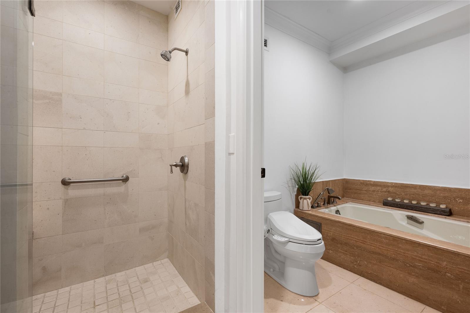 COUNTRY CLUB RESIDENCES - Residential