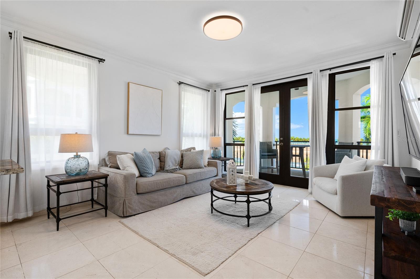 COUNTRY CLUB RESIDENCES - Residential