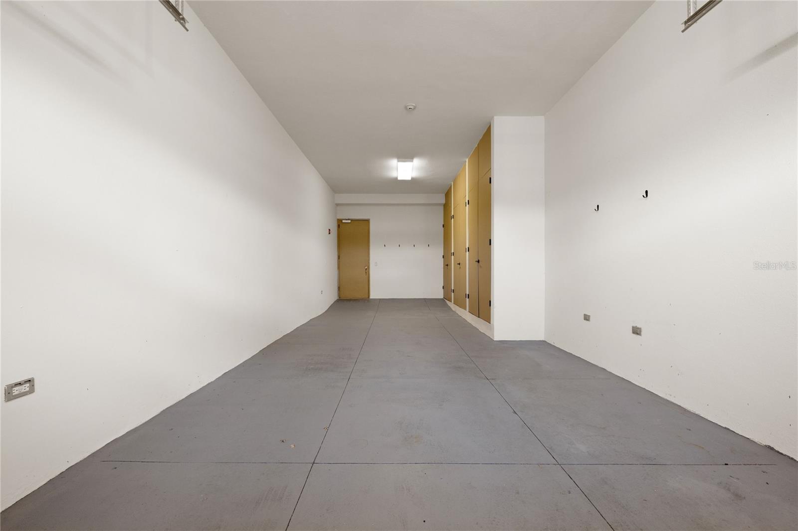COUNTRY CLUB RESIDENCES - Residential