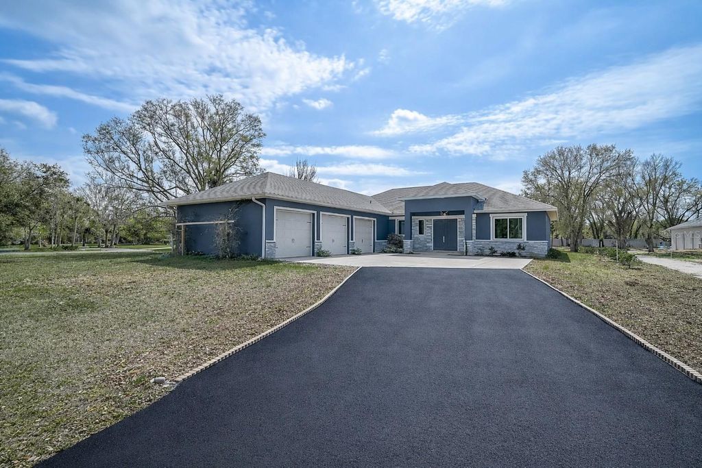 Photo of 4712 34th Avenue E, Bradenton, FL 34208 (MLS # A4682570)