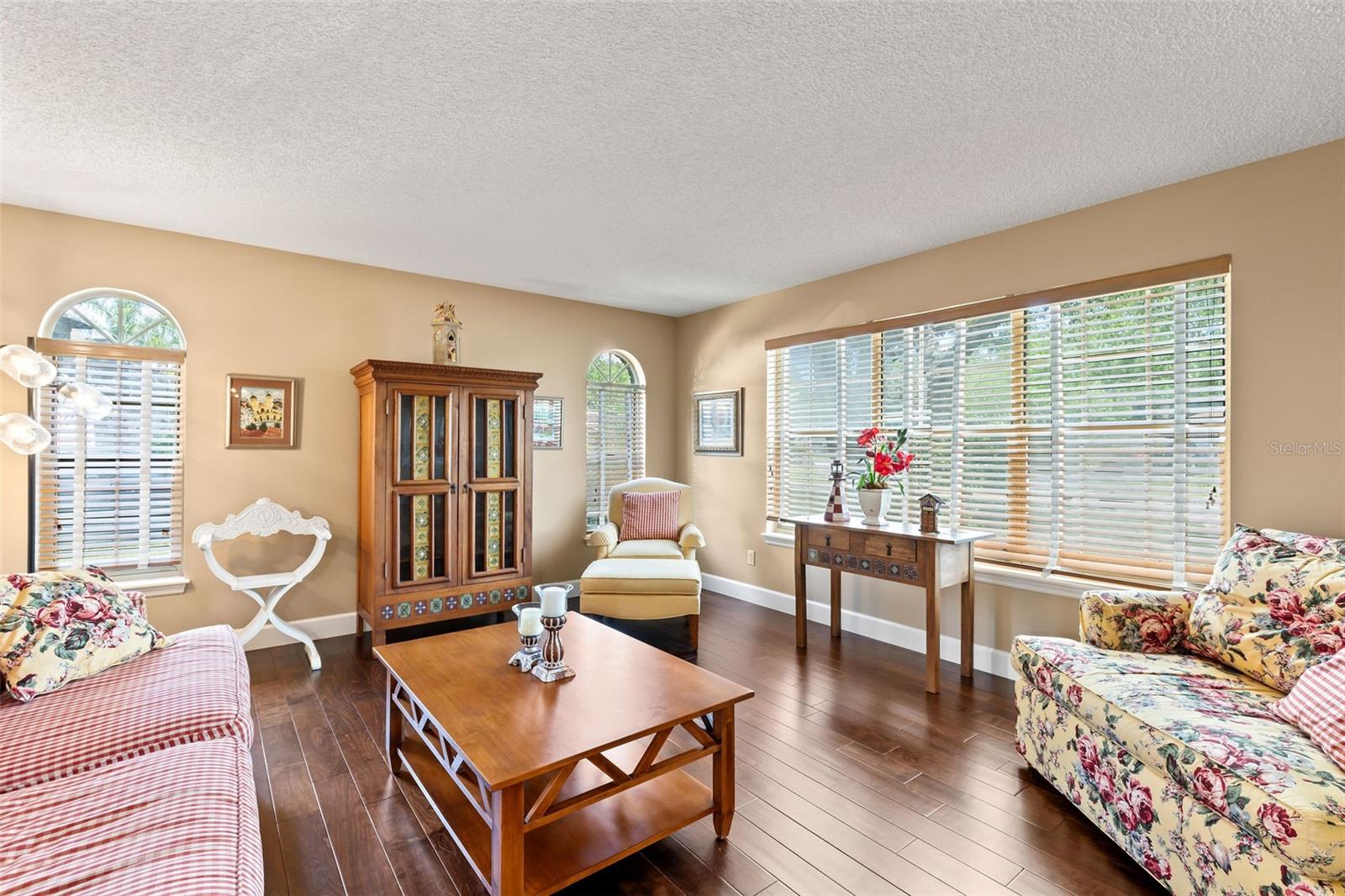 6 LEISURE WOOD WAY