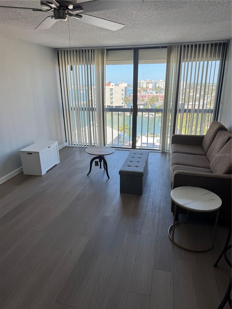 255 DOLPHIN POINT 809