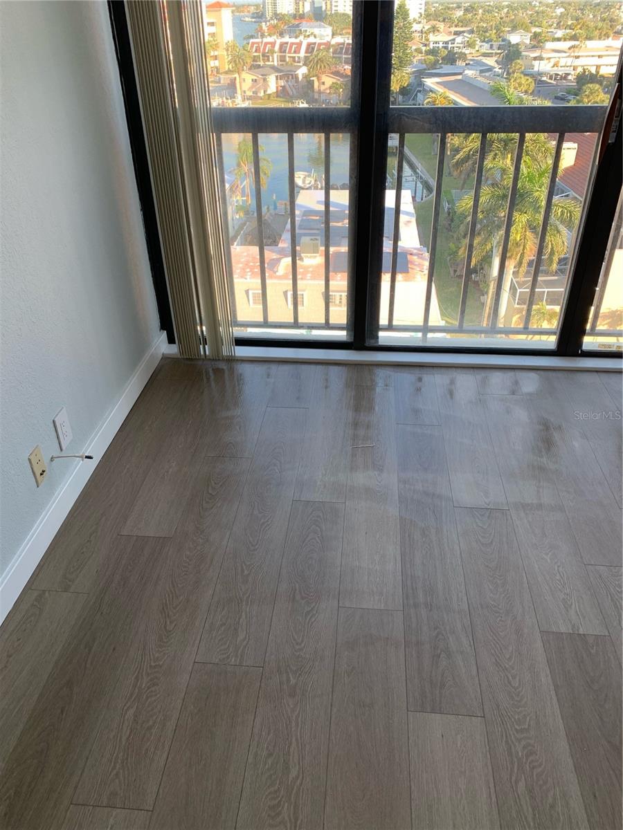 255 DOLPHIN POINT 809