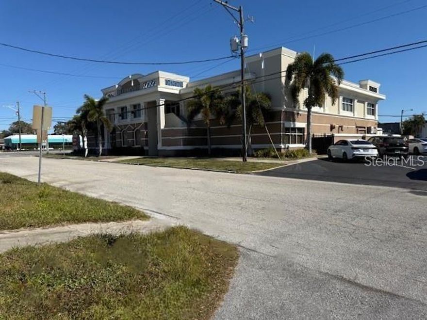 LinCourt Medical Building at Court and Lincoln in downtown Clearwater. Excellent office space with a view to Court Street. Unit has multiple offices, reception area. Freshly painted and ready for occupancy!